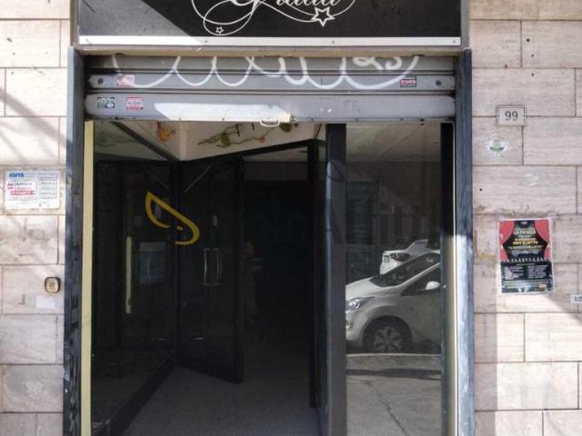 1 vetrina Via Mura dei Francesi 99 monolocale 77mq