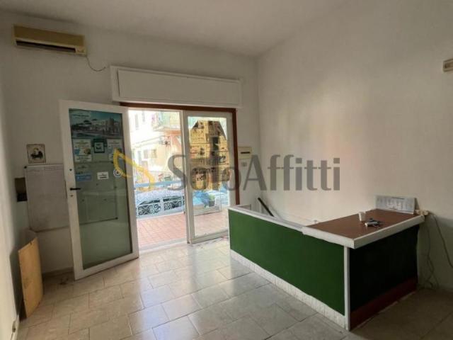 1 vetrina Via Montenuovo Licola Patria 10 monolocale 21mq