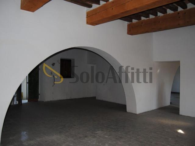1 vetrina VIA arrotini 60 quadrilocale 150mq