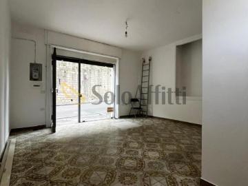 1 vetrina Via Capodimonte 30 monolocale 19mq