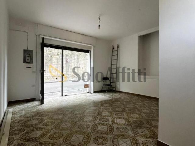 1 vetrina Via Capodimonte 30 monolocale 19mq