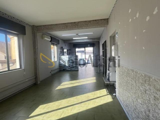 1 vetrina Via Reggio Campi monolocale 70mq