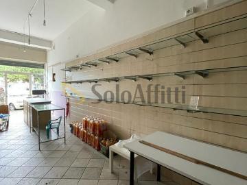 1 vetrina Viale Aldo Moro monolocale 50mq