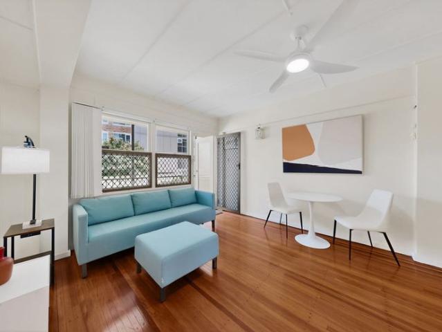 1 WEEK FREE RENT ON IMMEDIATE MOVE IN Cosy Furnished 2 Bedroom Unit Opposite Beautiful Burleigh Heads Beach