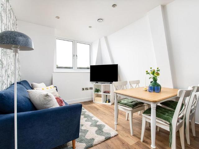 1 Westbourne Grove, Bristol BS3 4 bed flat to rent £3,207 pcm £740 pw