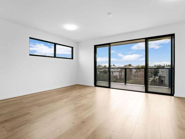 1 YEAR OLD, MODERN APARTMENT WITH GREAT VIEWS