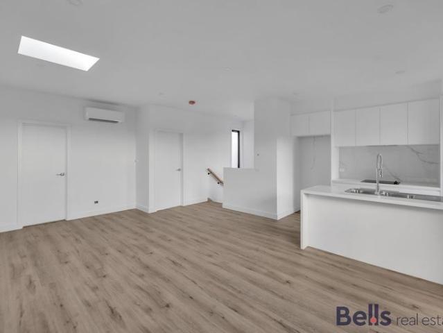 1 YEAR OLD TOWNHOUSE!