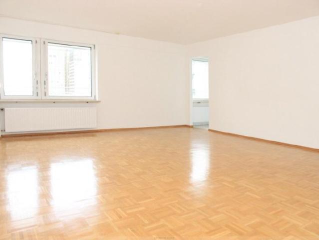 1 Zi. Appartement mit EBK im 5. OG mit Ausblick, direkt an der U Bahn