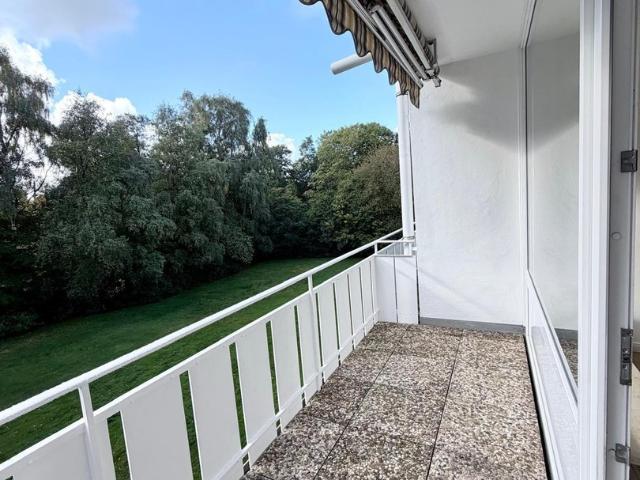 1 Zi. Wohnung: hochwertig saniert, inkl. neuer Qualitätseinbauküche, neuem Bad und Stellplatz