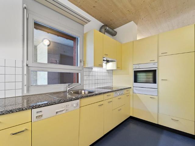 1 Zimmer, 93 m², EG