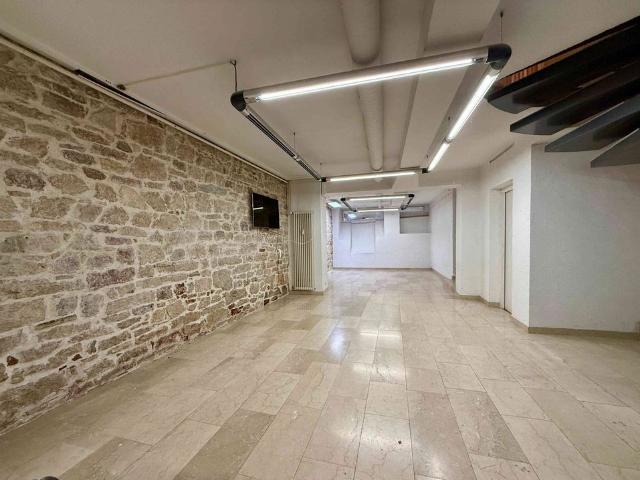 1 Zimmer, 90 m², Untergeschoss