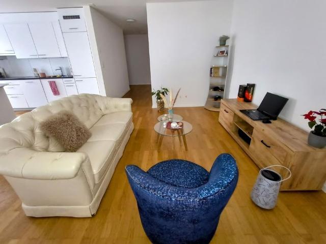 1 Zimmer, 100 m², 1. Stock