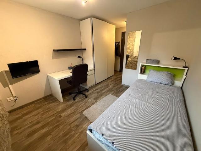 1 Zimmer, 225 m², 1. Stock