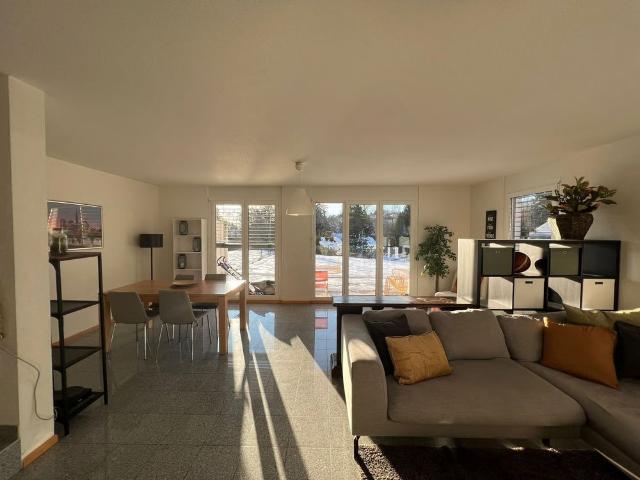 1 Zimmer, 300 m², 1. Stock
