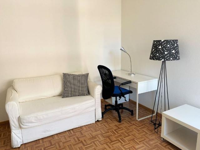1 Zimmer, 3. Stock