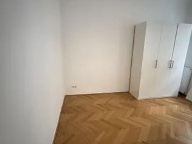 reserviert 1 Zimmer Wohnung mit Fischgrätparkett und kleiner privatenTerrasse