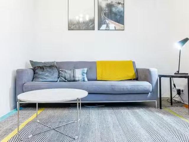 1 Zimmer Wohnung in Friedenstraße, Bezirk Friedrichshain Kreuz.