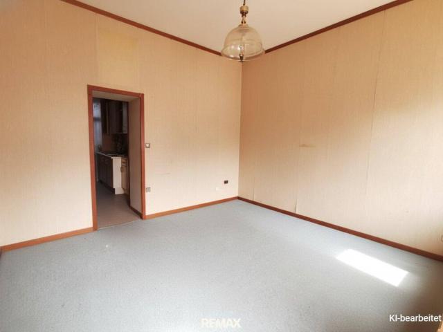 Gute Wohnmöglichkeit und 1 großzügiges Zimmer, großer Vorraum, leicht einzurichten. Sehr angenehme Lage im 10.