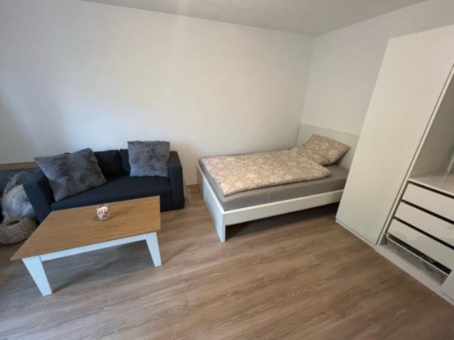 1 Zimmer Wohnung voll möbliert ab 10.Oktober frei mit Balkon und Bad mit Badewanne Einbauküche mit allem Geräten