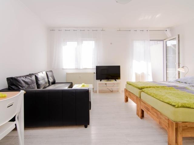 1 Zimmer Apartment komplett möbliert mit Balkon und Badewanne