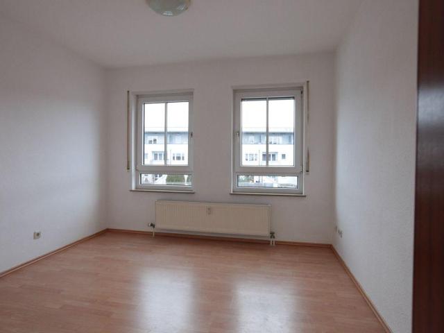 1 Zimmer Apartment in Laubegast: frisch gestrichen, Einbauküche, Aufzug – auf Wunsch eingerichtet