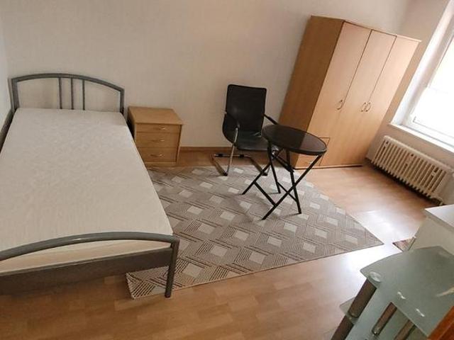 1 Zimmer möbliert. Telefon:020384730