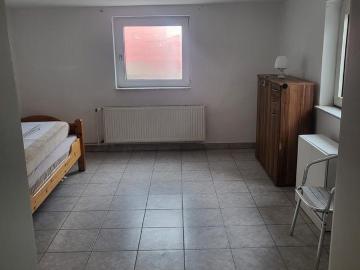 1 Zimmer Souterrainwohnung mit großem Garten zu vermieten