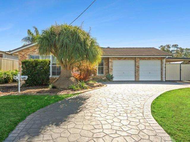 1,002sqm, single level home and an in ground pool!
