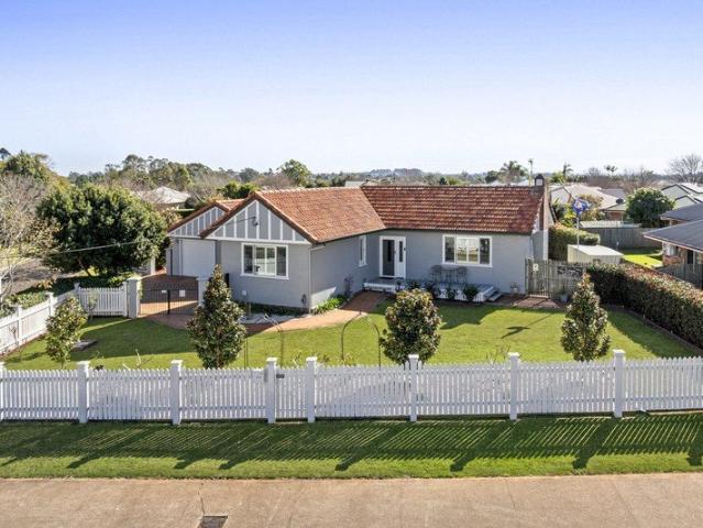 1,101m² in Prestigious Middle Ridge