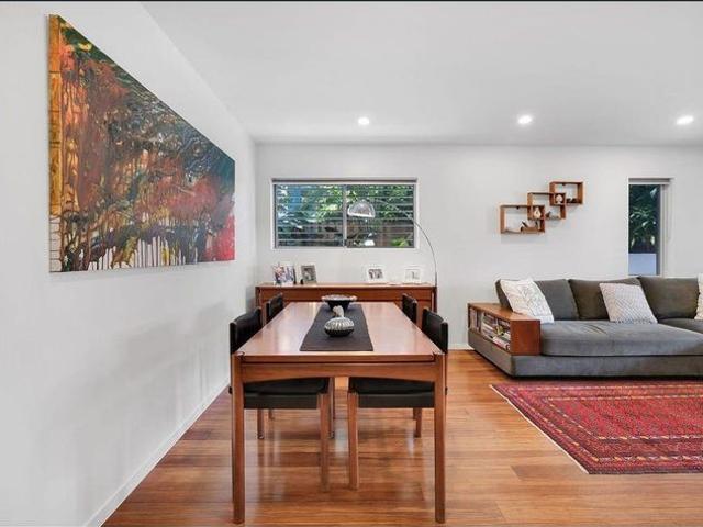 $1,100 per week Courtyard Apartment Central Quiet Location