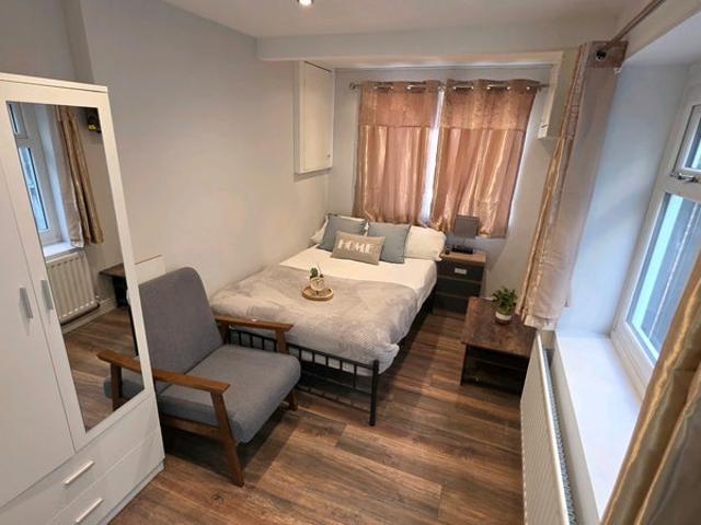 £1̶2̶0̶0̶ New Double Studio in Zone 2 | Bills Inc