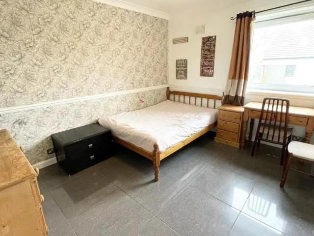1 2 bed flat to rent £1,445 pcm £333 pw