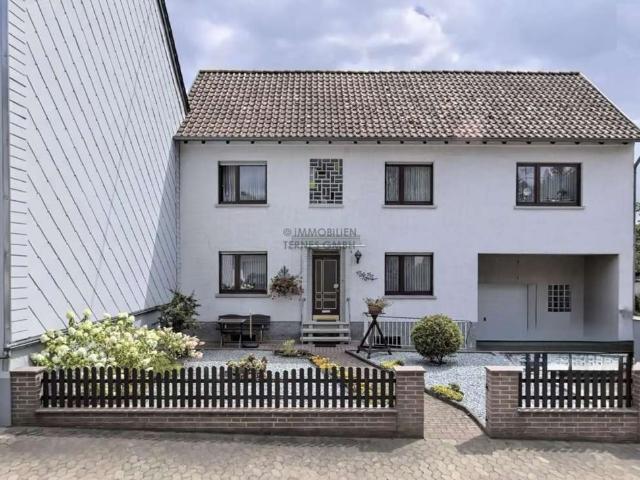 1 2 Fam. Haus mit kl. Terrasse, Balkon & Garage in Saarbrücken Ensheim!