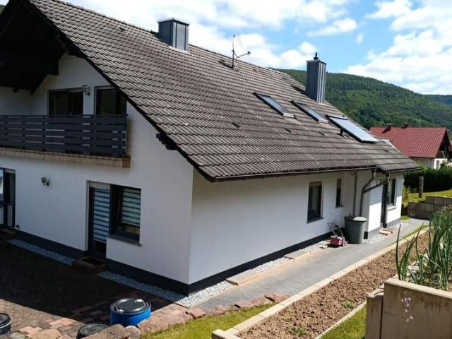 1 2 Familienhaus mit Traumgarten, Erstbezug DG und 3 Garagen