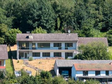 1 2 Familienhaus im Odenwald. INNENPOOL! VON PRIVAT!
