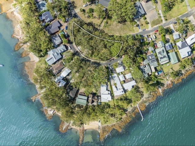1,505m² Crescent Shaped Block by the Water