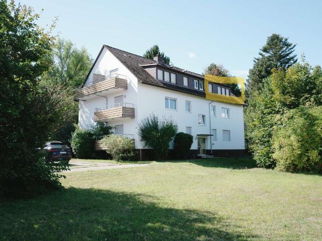 1,5 Zimmer Dachgeschosswohnung mit Sonnenbalkon und Blick ins Grüne – bezugsfrei in Rotensol