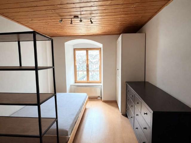 1,5 Zimmer Wohnung am Tiefenbach mit neuer weißer Küche und neuen Fenstern