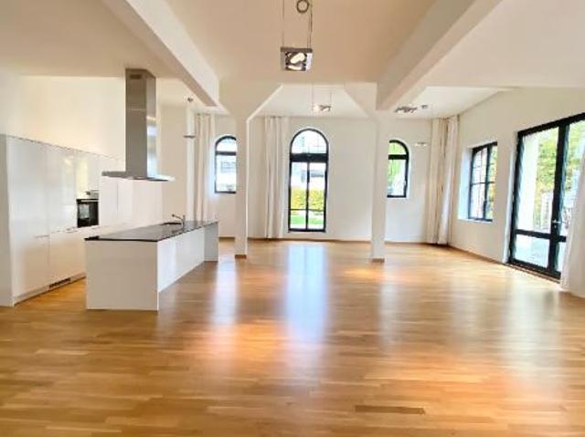 1.5 Zimmer, 145 m², EG