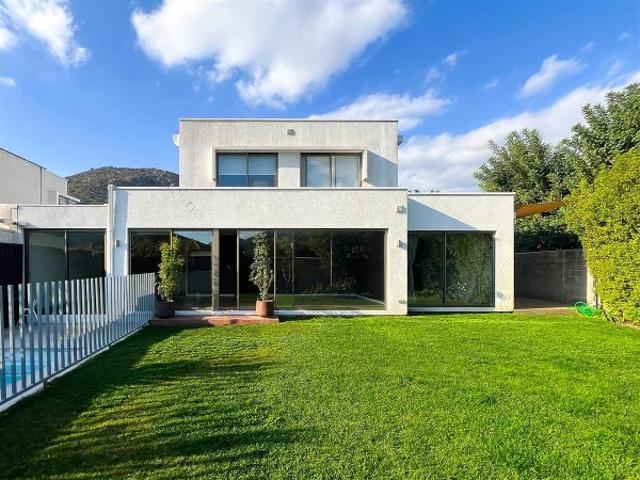 $ 1.750.000 Casa en Arriendo en Colina 5 dormitorios 4 baños / Magnolia Property