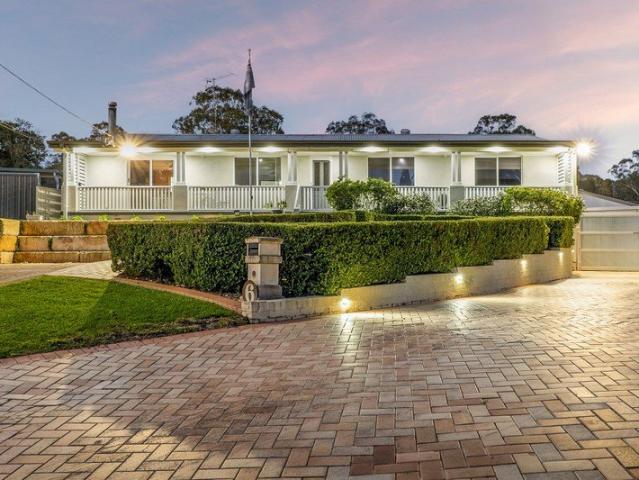 1,797sqm, HUGE shed & 5 bedroom family home!