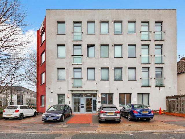 1 7 Wesley Avenue, London 1 bed flat to rent £1,500 pcm £346 pw