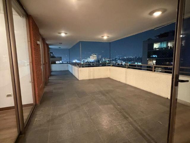 1.890.000 Arriendo Exclusivo Departamento Amplio y elegante con una privilegiada vista despejada. Emplazado en Av. Kennedy 5700, 4 dormitorios 4 baños. Amplia terraza de 35 m, 2 es.