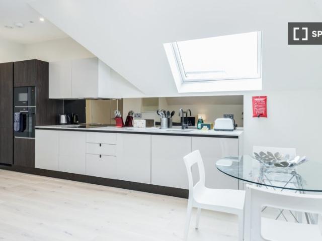 1A 1B Oak Hill Road, London, KT6 6EL, United Kingdom | 3 bed apartment for rent #128611102 | Rentberry
