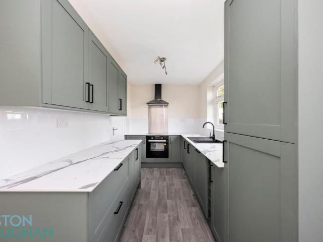 1A Beechview Parade, Crowborough TN6 4 bed maisonette to rent £1,795 pcm £414 pw