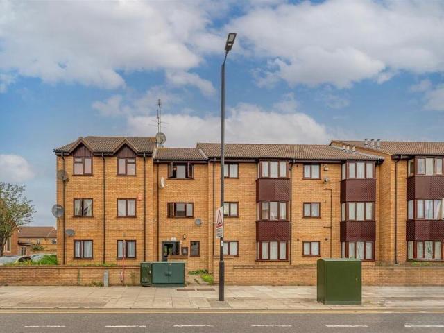 1a Raynton Road, Enfield EN3 2 bed apartment to rent £1,700 pcm £392 pw