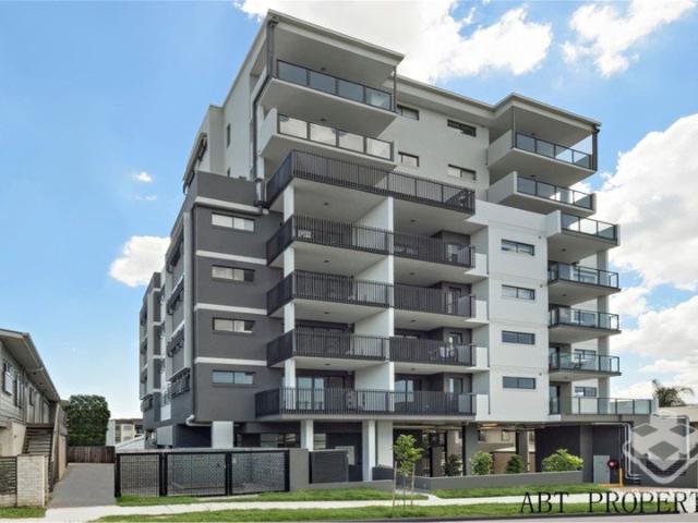 1B1B Apartment with courtyard Walk To Transport And Shops