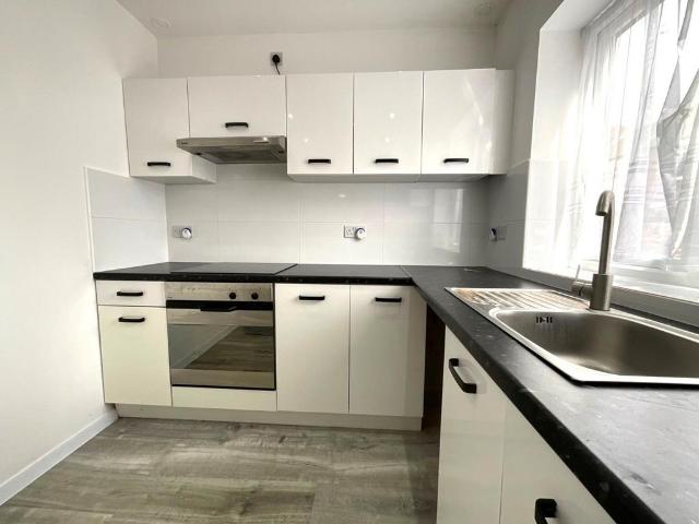 1B, Kings Road, Askern, Doncaster 1 bed flat to rent £550 pcm £127 pw