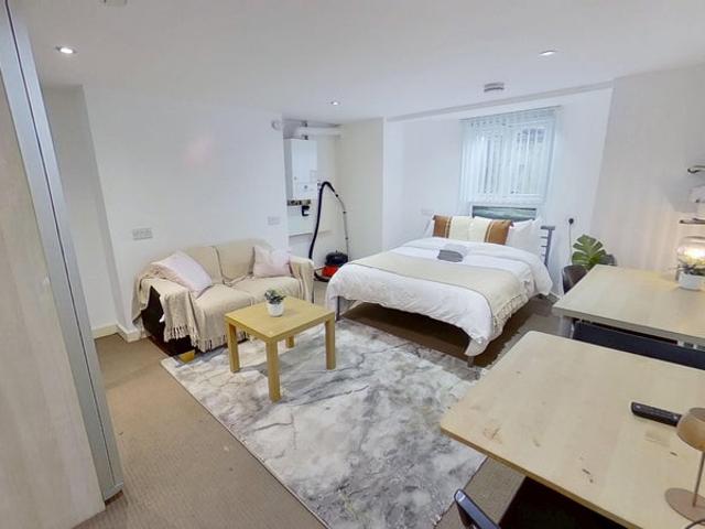 1BD Studio Flat Close to City Centre