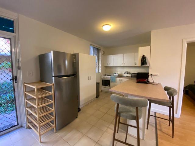 1Bedroom furnished apartment close to CBD with easy access to freeway